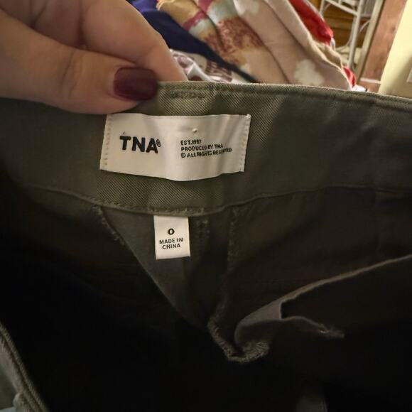 TNA ARITZIA classic army green straight leg cargo pants 0 - Picture 2 of 6